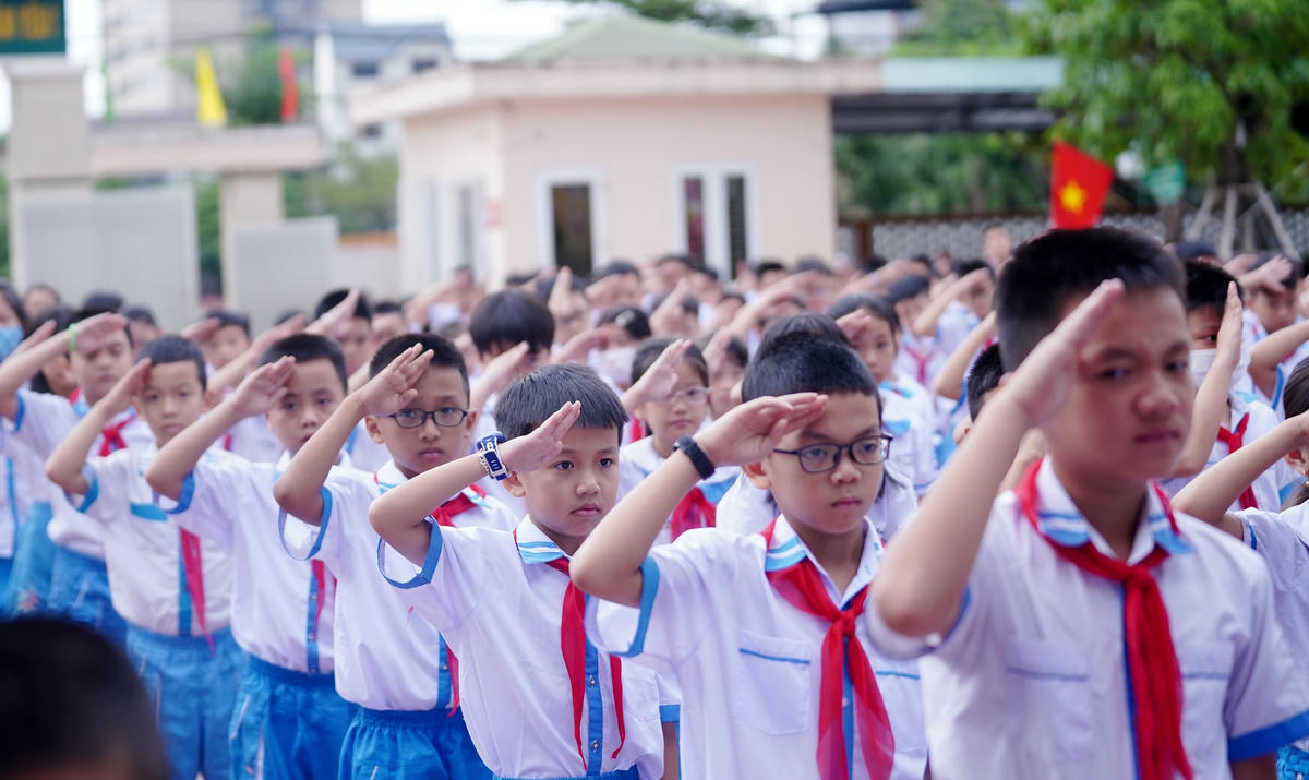 Nghi thức chào cờ diễn ra trang nghiêm. 