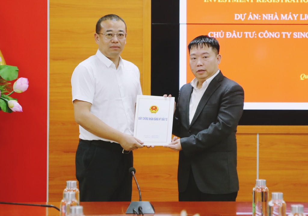 Lãnh đạo Ban Quản lý Khu Kinh tế Quảng Ninh trao Giấy chứng nhận đầu tư dự án Dự án Nhà máy Lioncore Việt Nam 2 tại KCN Đông Mai. Ảnh: QMG.