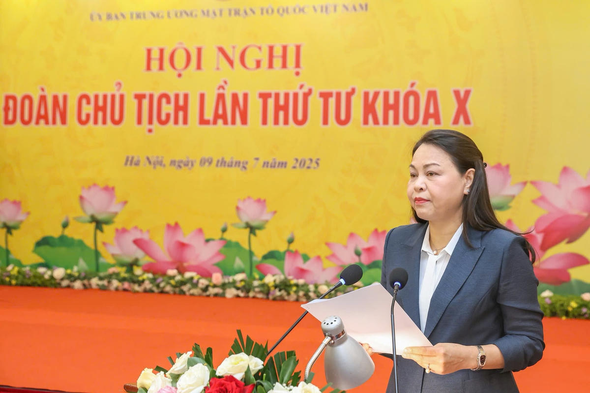 Phó Chủ tịch - Tổng Thư ký Nguyễn Thị Thu Hà trình bày Tờ trình xin ý kiến dự thảo định hướng nhiệm vụ trọng tâm công tác Mặt trận năm 2026. Ảnh: Quang Vinh.