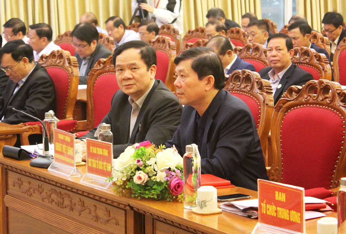 Phó Chủ tịch UBTƯ MTTQ Việt Nam Nguyễn Hữu Dũng cùng các đại biểu tham dự Hội nghị.