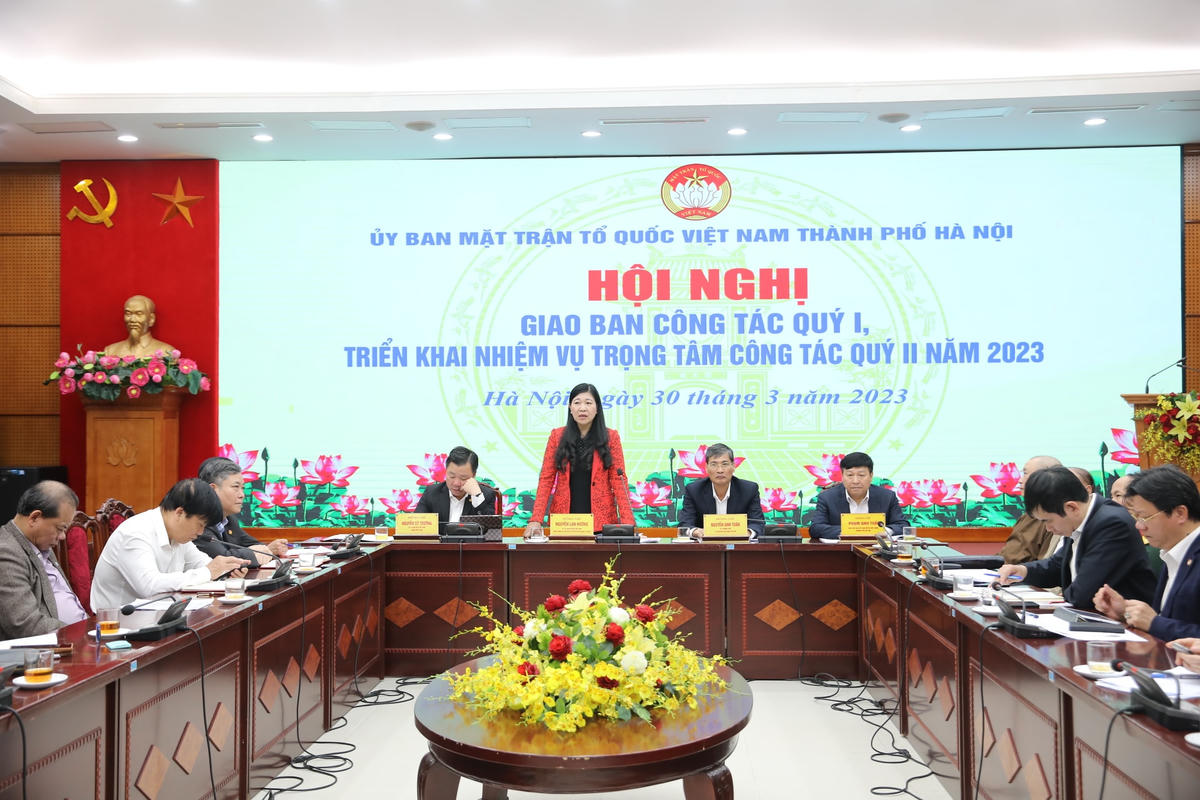 Bà Nguyễn Lan Hương, Chủ tịch Ủy ban MTTQ Việt Nam thành phố Hà Nội phát biểu tại hội nghị.
