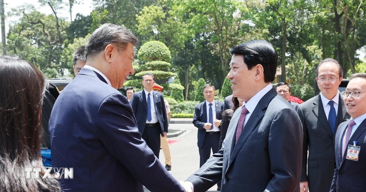 Chủ tịch nước Lương Cường đón Tổng Bí thư, Chủ tịch nước Trung Quốc Tập Cận Bình. (Ảnh: Lâm Khánh/TTXVN)