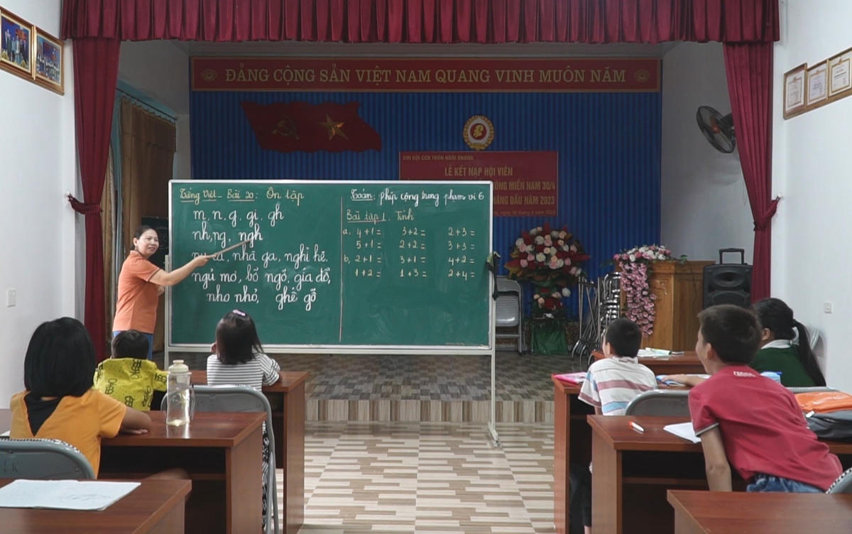 Những trẻ đến lớp học của cô Vỵ đều bị khuyết tật, việc tiếp thu bài học gặp khó khăn nhưng cô luôn tận tình giảng dạy. Ảnh: Ngô Hùng