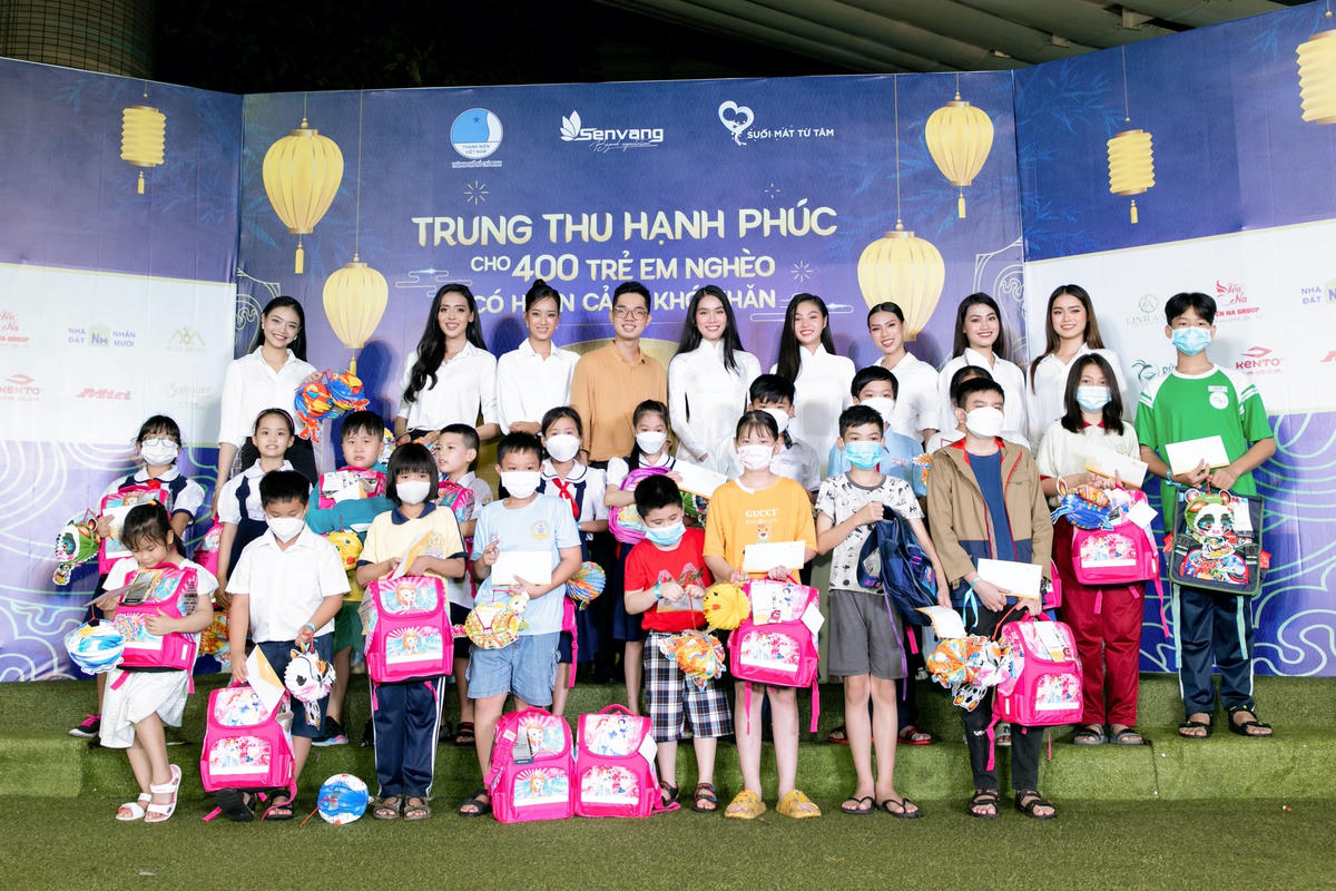 Vừa nhập cuộc tại “Miss Grand Việt Nam 2022“, 52 thí sinh cũng đã có mặt tại chương trình để chia sẻ yêu thương với các em thiếu nhi. Hành động đẹp của các thí sinh càng làm lan tỏa sức nóng và thông điệp nhân văn của cuộc thi.