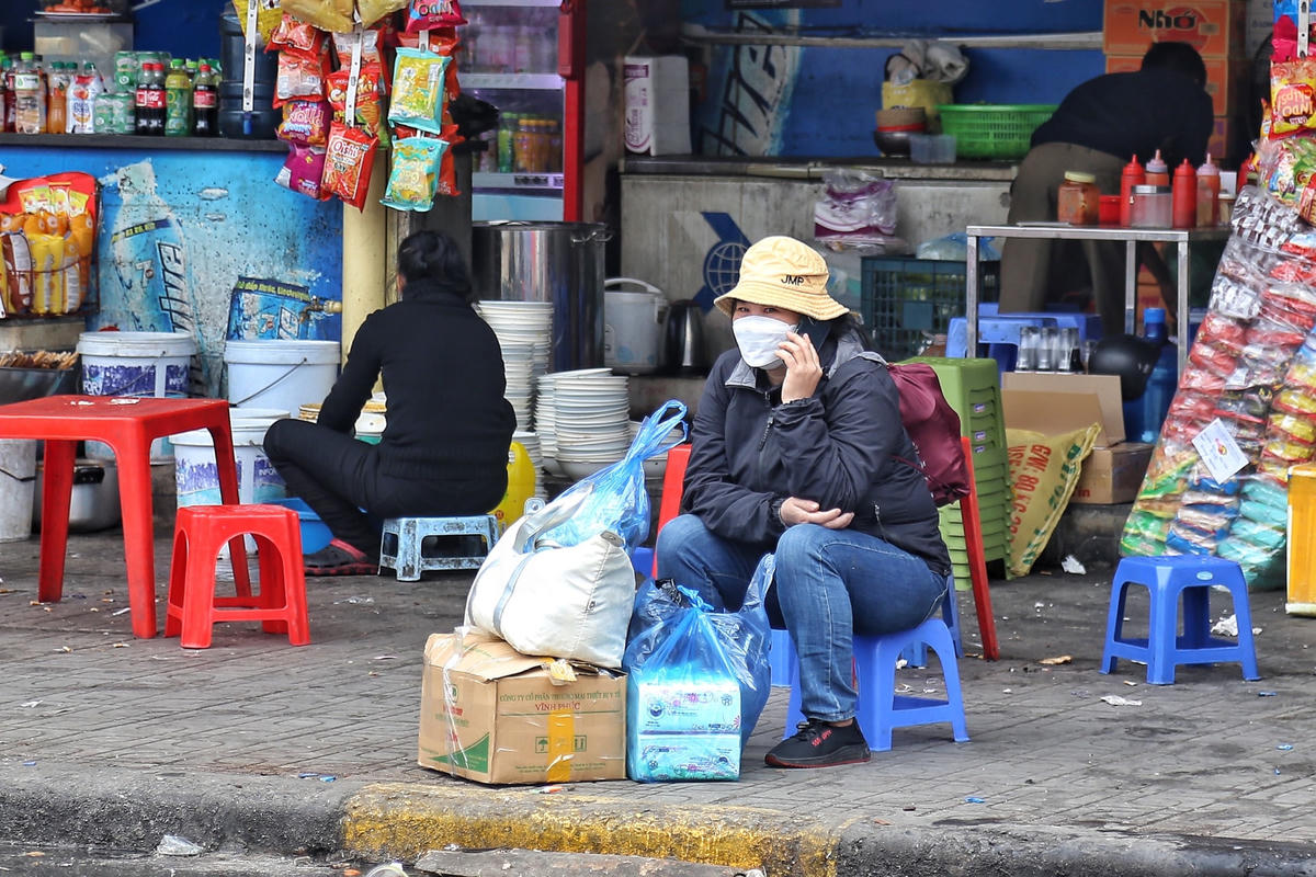Chờ xe tại bến Mỹ Đình chị Nguyễn Quỳnh bắt xe về Yên Bái chia sẻ, dù đến 17h chiều xe mới bắt đầu khởi hành từ bến Mỹ Đình đi về Yên Bái nhưng do sợ bến xe đông đúc nên chị đã ra bến từ 15h chiều để bắt xe về quê.