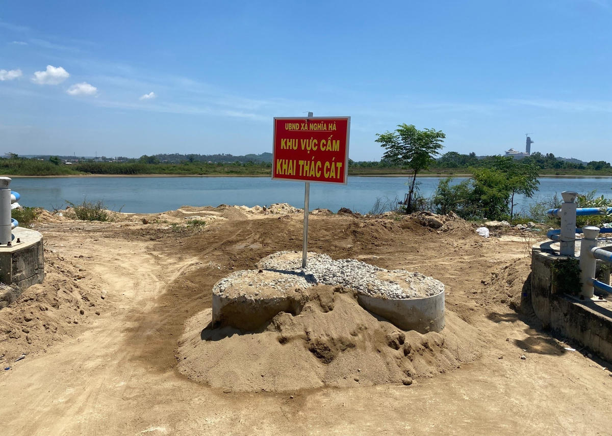 Lực lượng chức năng đổ các ụ bê tông chắn lối đi để chống “cát tặc”.