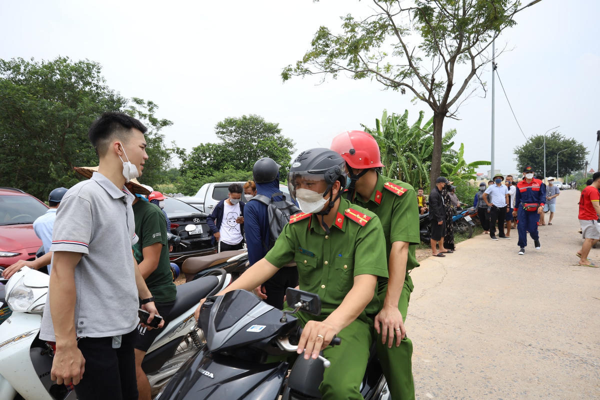 Do có khá đông người dân tò mò đến xem, lực lượng chức năng đã có mặt để đảm bảo an ninh trật tự.