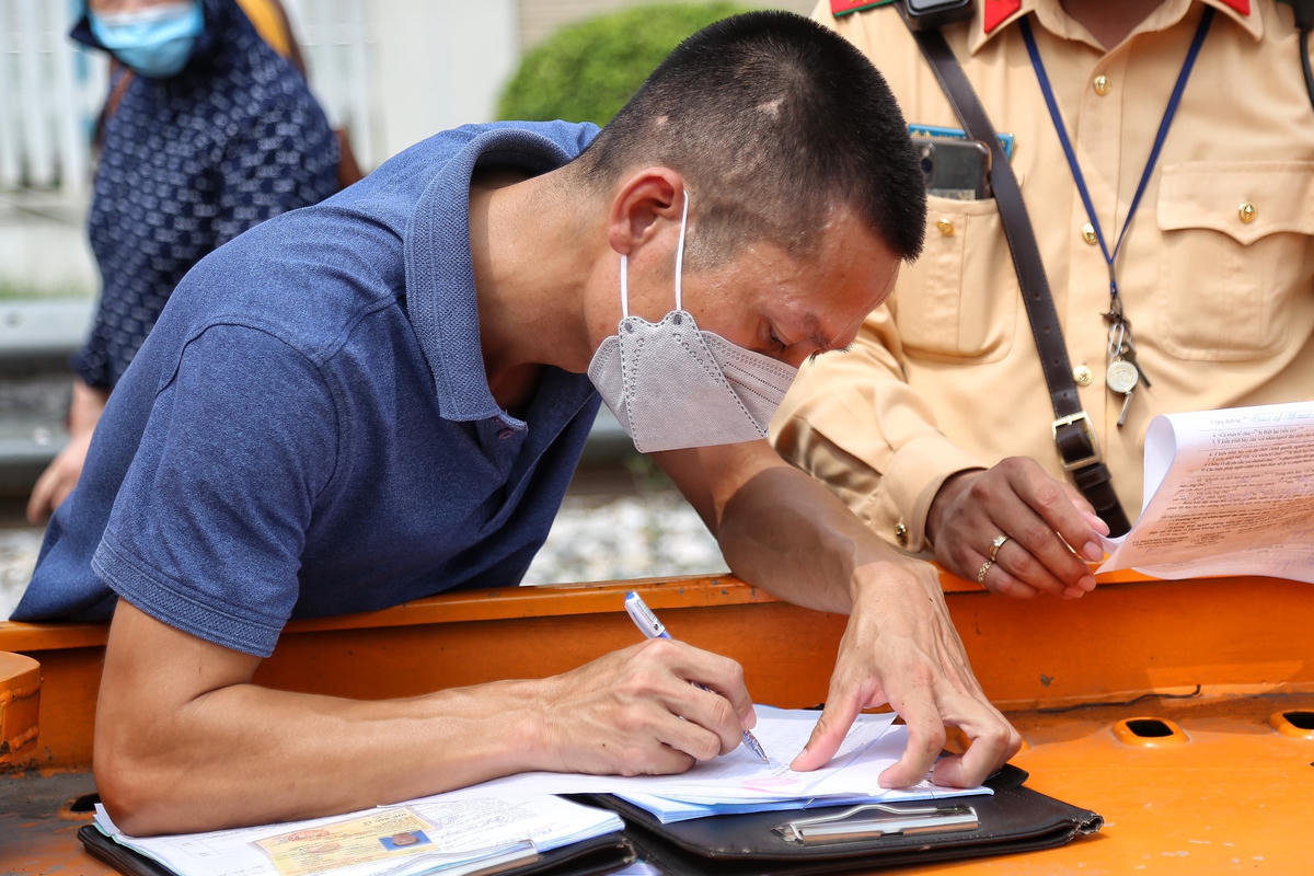 Với hành vi che biển số xe, tài xế Trần Văn Đạt đã chấp nhận ký vào biên bản và hứa sẽ không tái phạm.