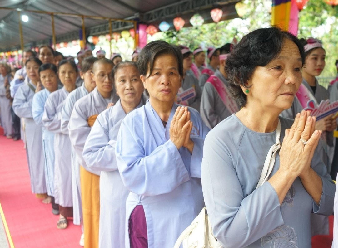 Người dân xếp hàng trật tự để chờ đến khu vực nhà chờ dành cho khách chiêm bái Xá lợi Đức Phật. Ảnh Q.Đ).
