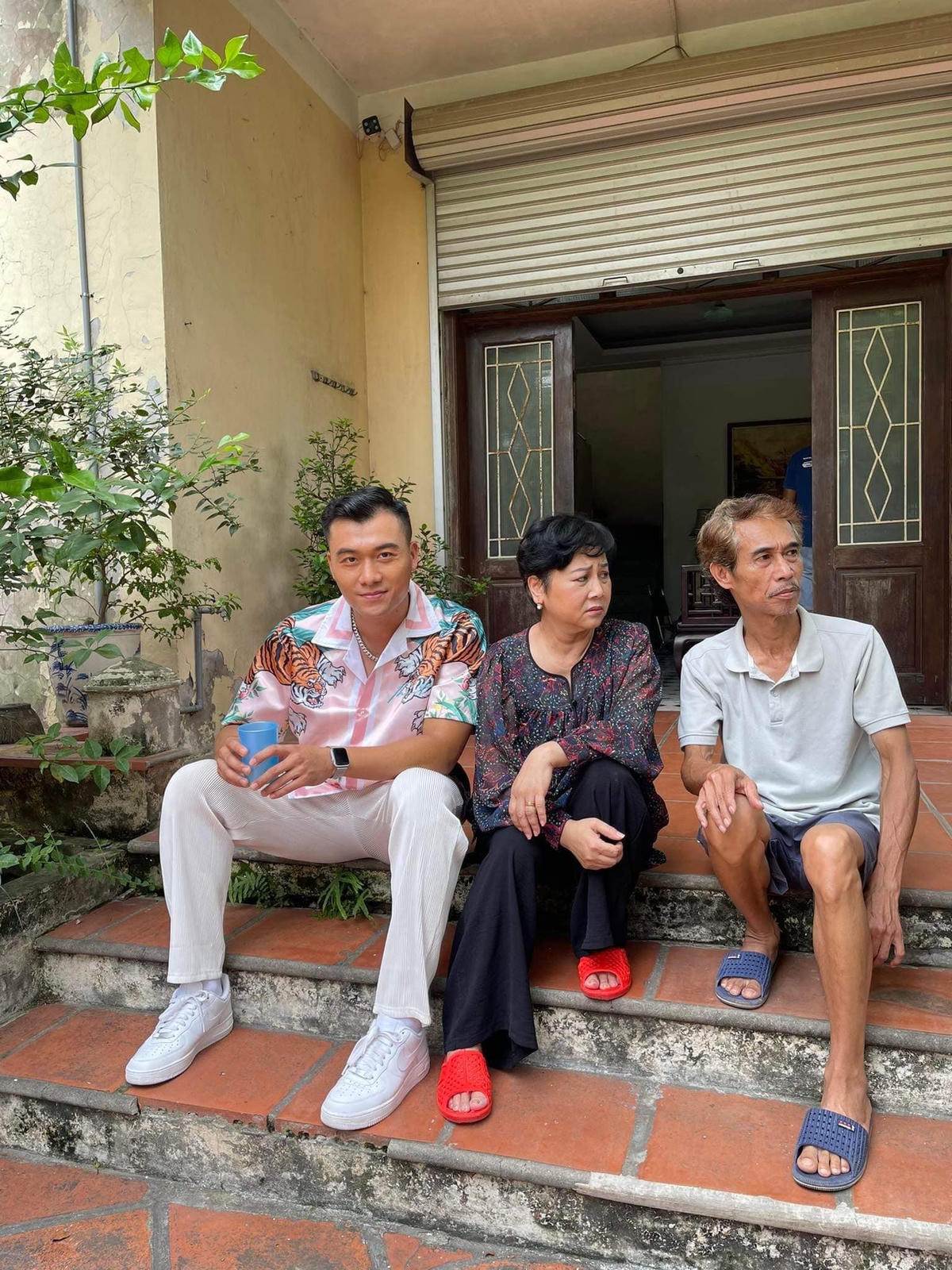 Dù chỉ góp mặt với vai phụ, xuất hiện vỏn vẹn vài phút nhưng diễn xuất tự nhiên của NSND Minh Hằng khiến chị tự tỏa sáng.