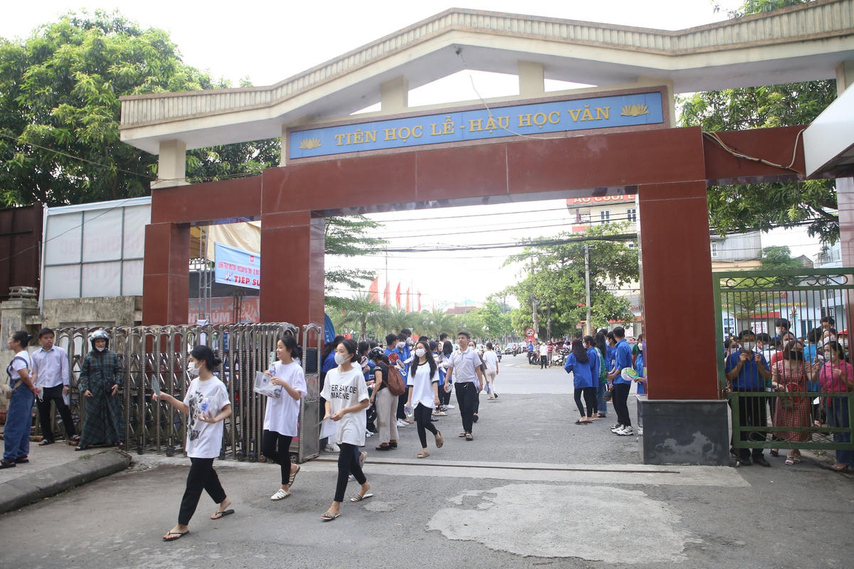 Gần 17.000 thí sinh đã có mặt tại 36 điểm thi, chính thức bước vào ngày thi đầu tiên kỳ thi vào lớp 10 trung học phổ thông năm học 2023 - 2024.
