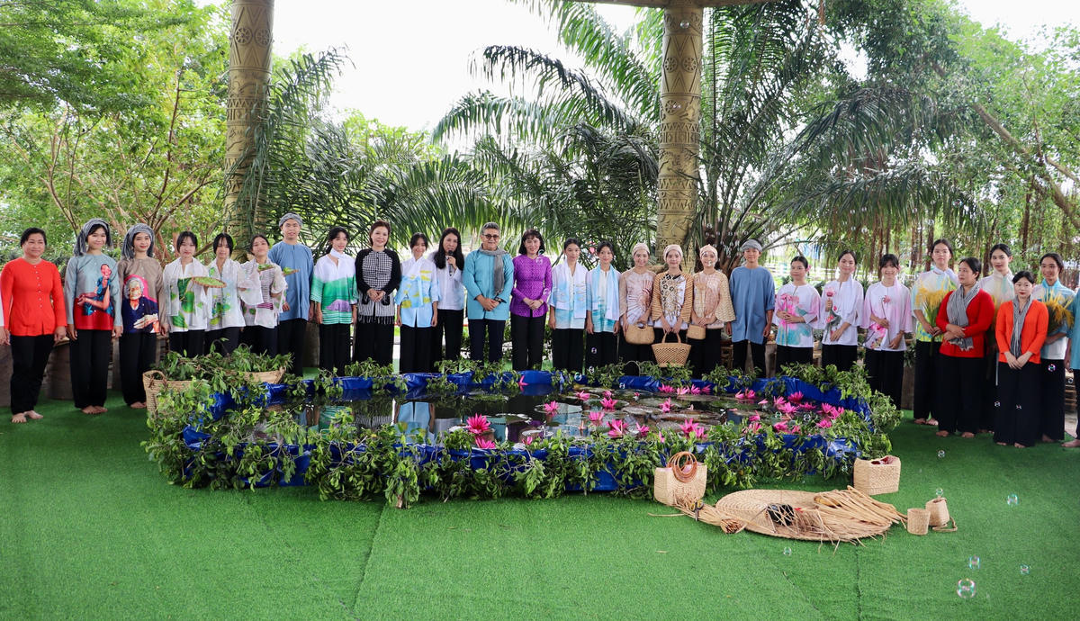 Các đại biểu chụp ảnh lưu niệm cùng một số bộ sưu tập áo bà ba sẽ được trình diễn tại Festival.