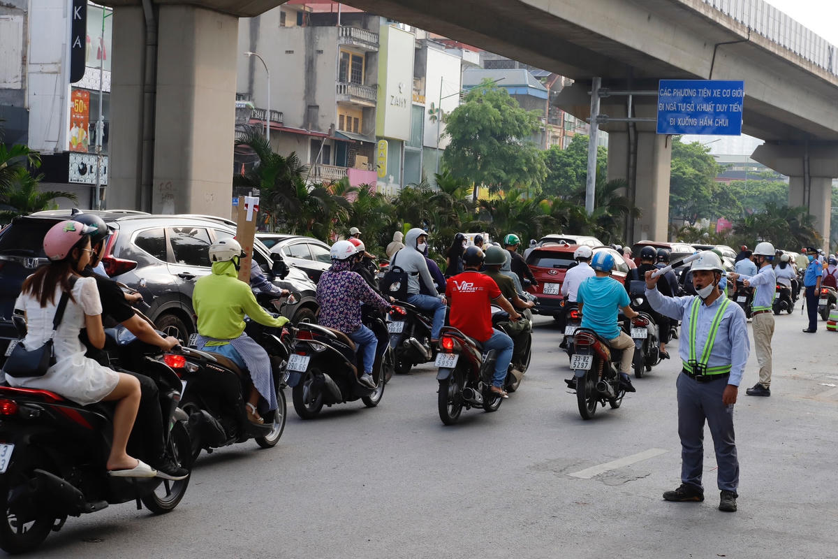 Tuyến đường Nguyễn Trãi ùn tắc dài hàng km vì 'lô cốt' thi công dự án nước thải