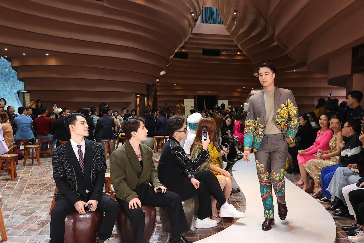Hạ Vy, Andrea Aybar sải bước ấn tượng với thiết kế menswear