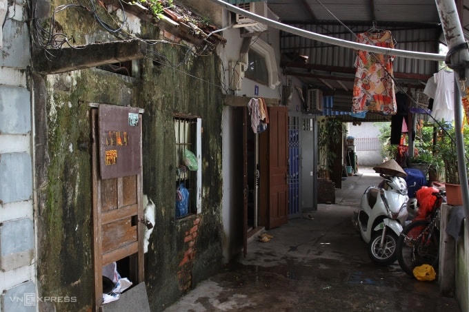 Những căn nhà cũ kỹ, lụp xụp trên nóc nhà giam.
