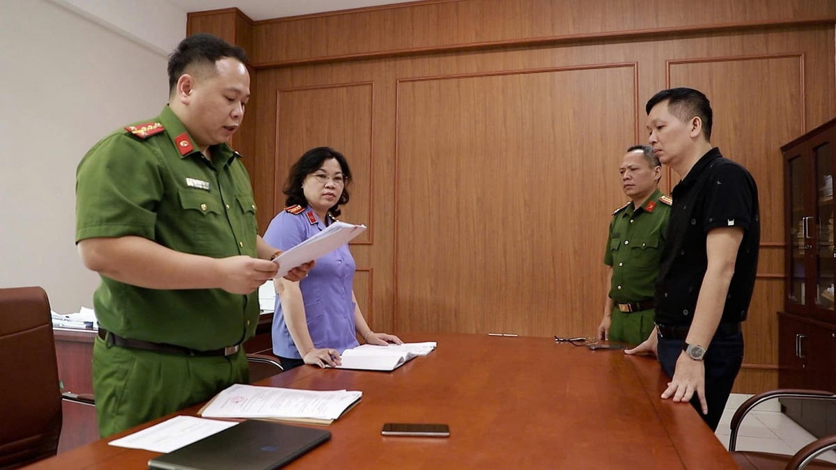 Cơ quan CSĐT Công an tỉnh và Viện KSND tỉnh Quảng Ninh thi hành các lệnh khám xét nơi ở, nơi làm việc đối với Hoàng Văn Thoan. Ảnh: Công an tỉnh Quảng Ninh.