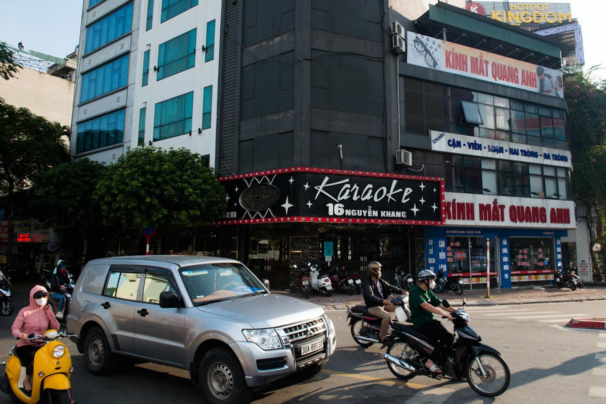 Cơ sở karaoke này tuy ở vị trí cực đẹp trên ngã tư Vũ Phạm Hàm - Nguyễn Khang nhưng cũng không thoát khỏi tình trạng đìu hiu vắng khách.