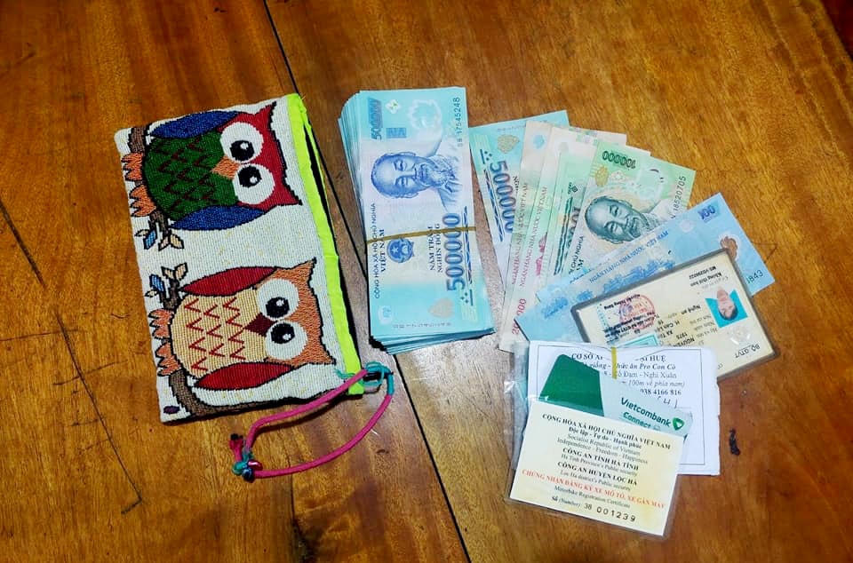 Chiếc túi chị Huyền đánh rơi có hơn 50 triệu đồng và nhiều giấy tờ tuỳ thân.