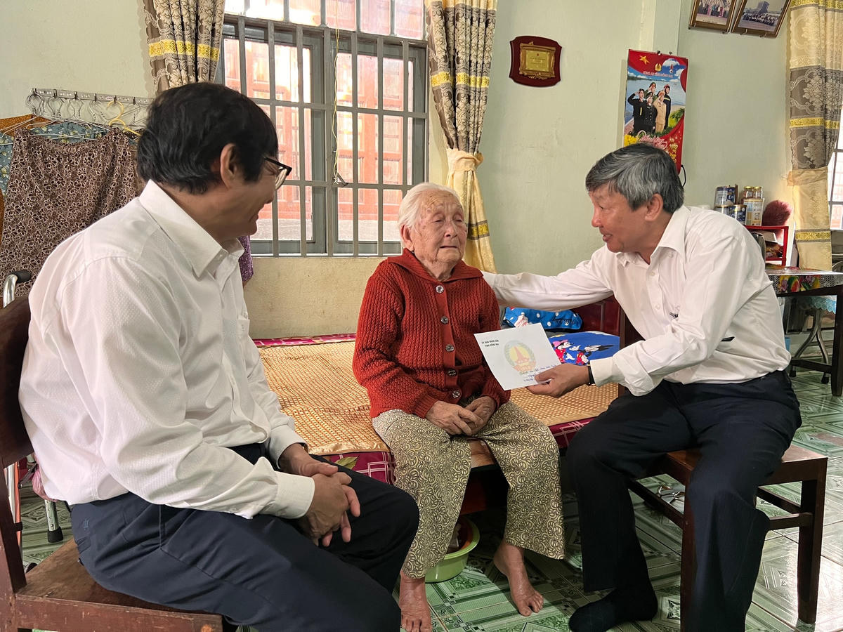 Phó bí thư thường trực Tỉnh ủy Hồ Thanh Sơn tặng quà cho Mẹ Việt Nam anh hùng Nguyễn Thị Nguyên ở huyện Thống Nhất. (Ảnh: C.N).