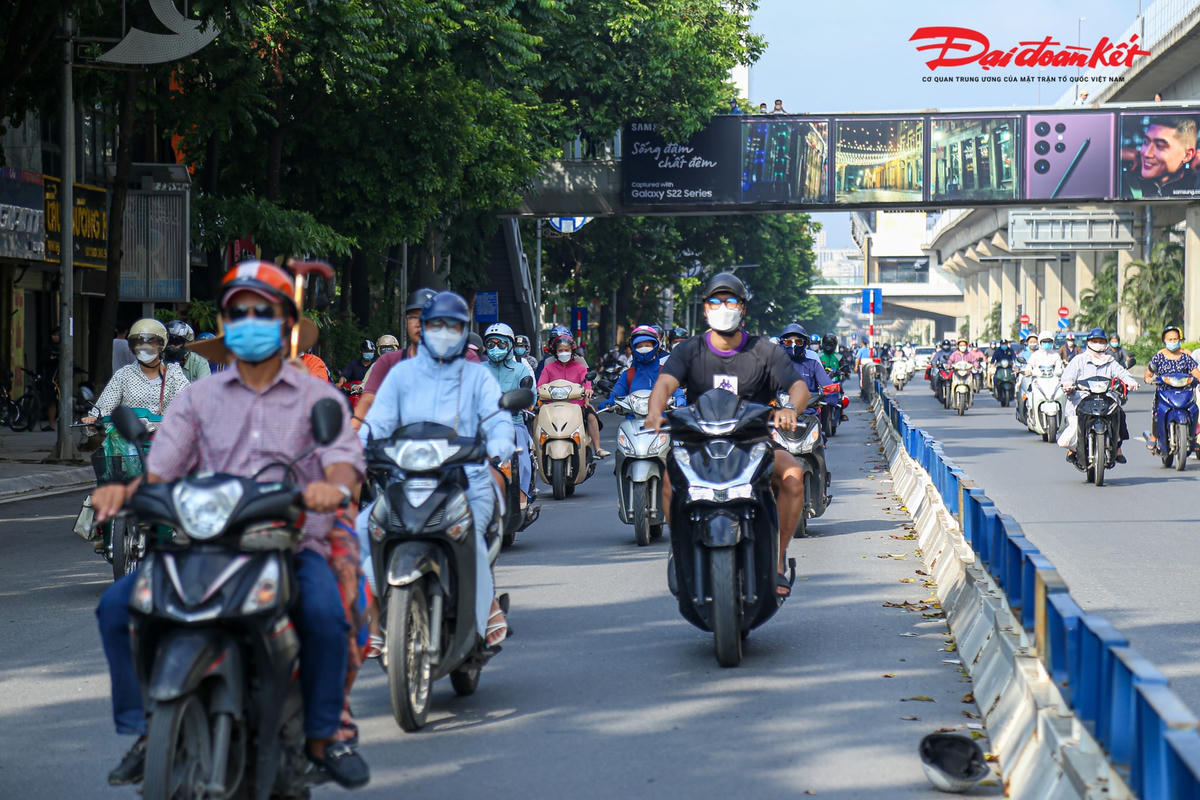 Phó Giám đốc Sở GTVT TP Hà Nội Trần Hữu Bảo nhận định, đường Nguyễn Trãi có mật độ ô tô, xe máy đông, nhiều đường giao cắt dẫn đến thường xuyên ùn tắc vào giờ cao điểm. Việc thí điểm lắp đặt dải phân cách cứng tách riêng làn ô tô, xe máy, xe buýt nhằm thử nghiệm, tìm kiếm phương án tổ chức giao thông tối ưu.
