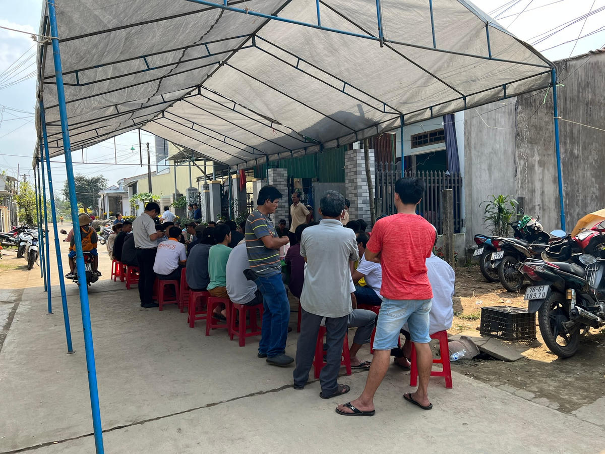 Người dân đang tổ chức lo hậu sự cho các nạn nhân trong vụ TNGT.
