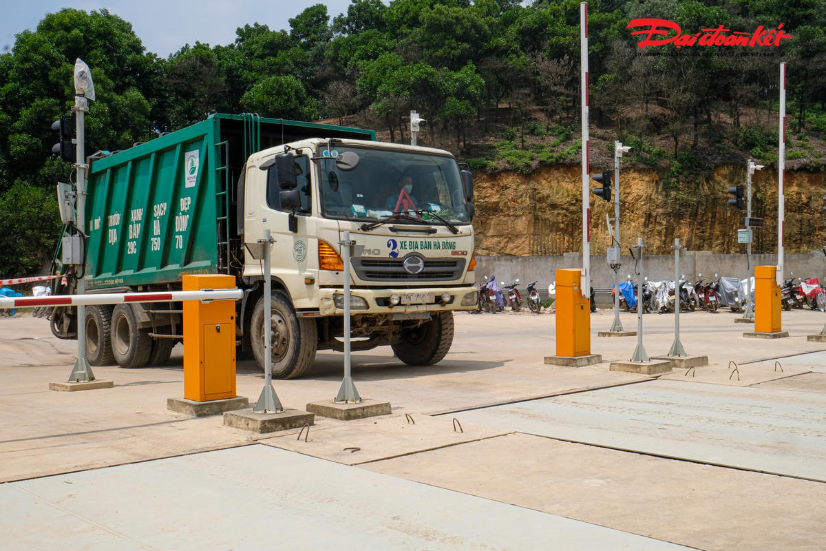 Tất cả các xe chở rác đều phải đi qua trạm cân trọng tải, sau đó mới được di chuyển vào nhà máy, đủ điều kiện mới được phép đi vào khu vực bể chứa rác.