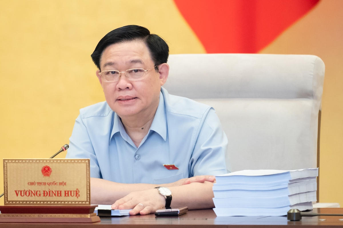 Chủ tịch Quốc hội Vương Đình Huệ phát biểu tại phiên họp.