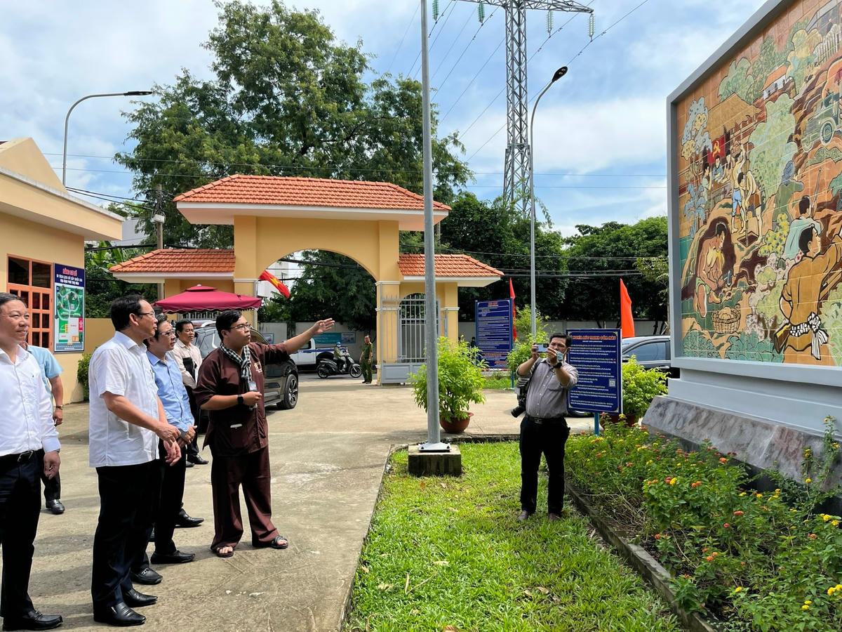Bí thư Thành ủy TP Hồ Chí Minh khảo sát di tích địa đạo Phú Thọ Hòa