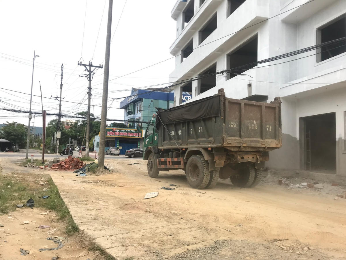 Phía sau xe tải là chỉ có bụi và bụi.