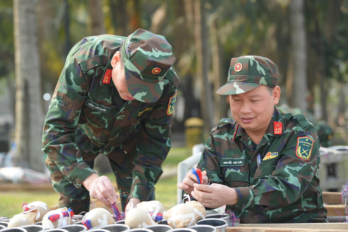 Công tác chuẩn bị cho màn bắn pháo hoa đón Xuân Quý Mão 2023 đã sẵn sàng. 