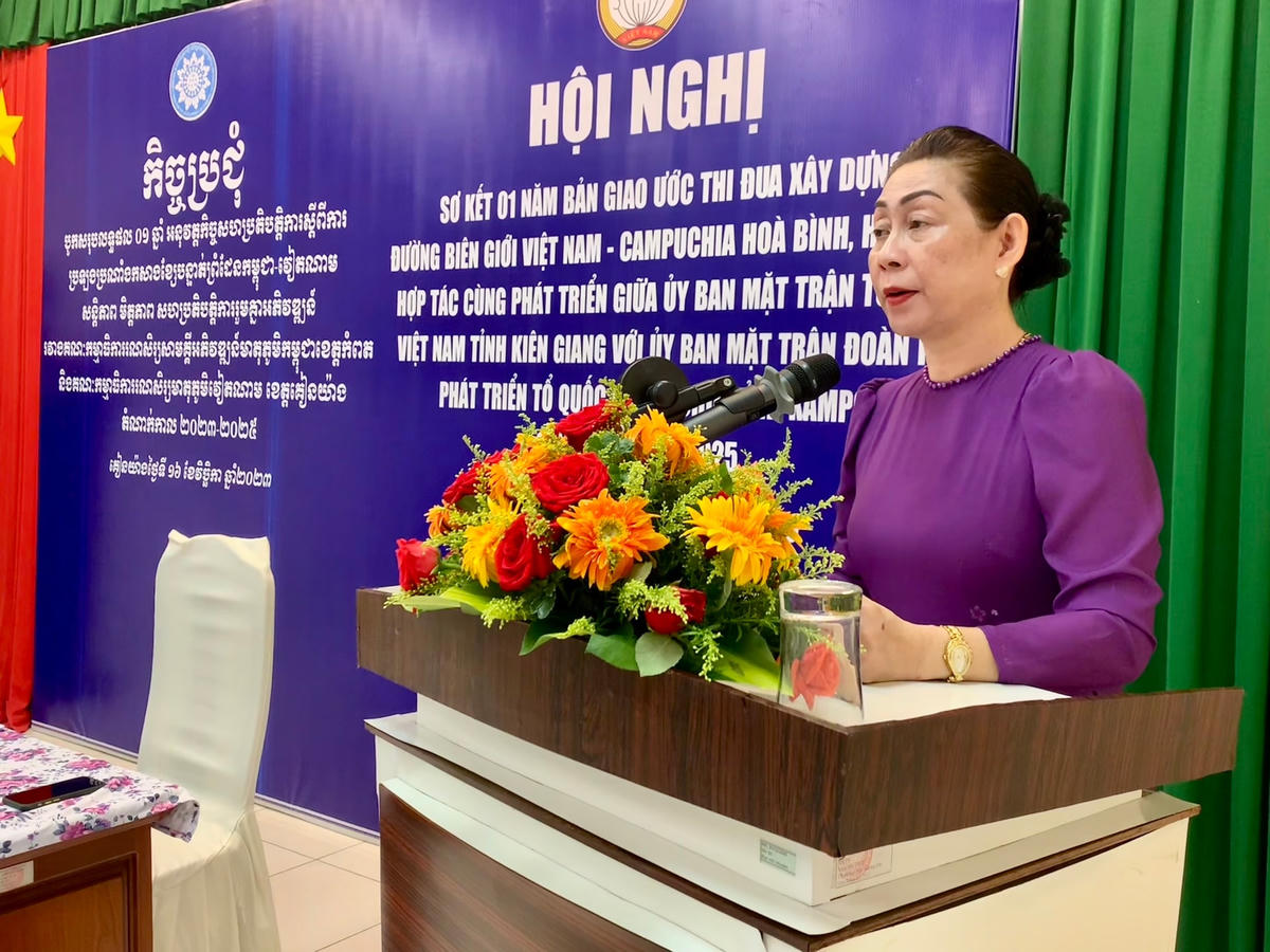 Chủ tịch Uỷ ban MTTQ Việt Nam tỉnh Kiên Giang Lê Thị Vệ phát biểu tại hội nghị.
