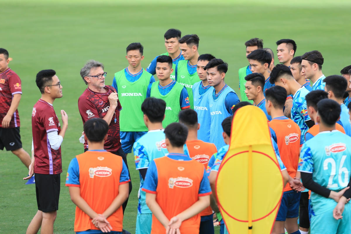HLV Philippe Troussier tuyên bố muốn tạo cơ hội cho tất cả các cầu thủ Việt Nam.  