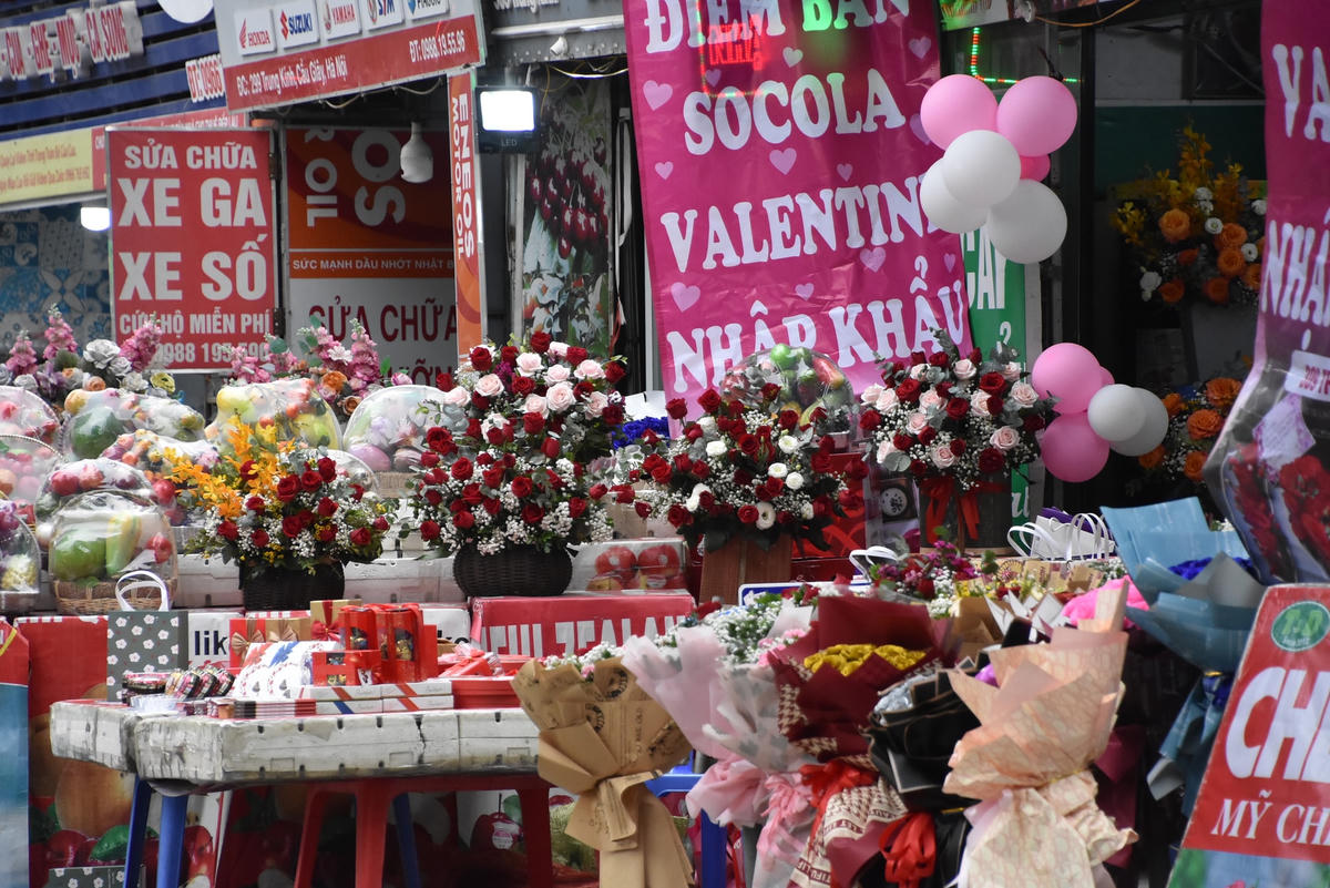 Bên cạnh đó, các loại hoa hồng nhập bán chậm hơn so với mọi năm.