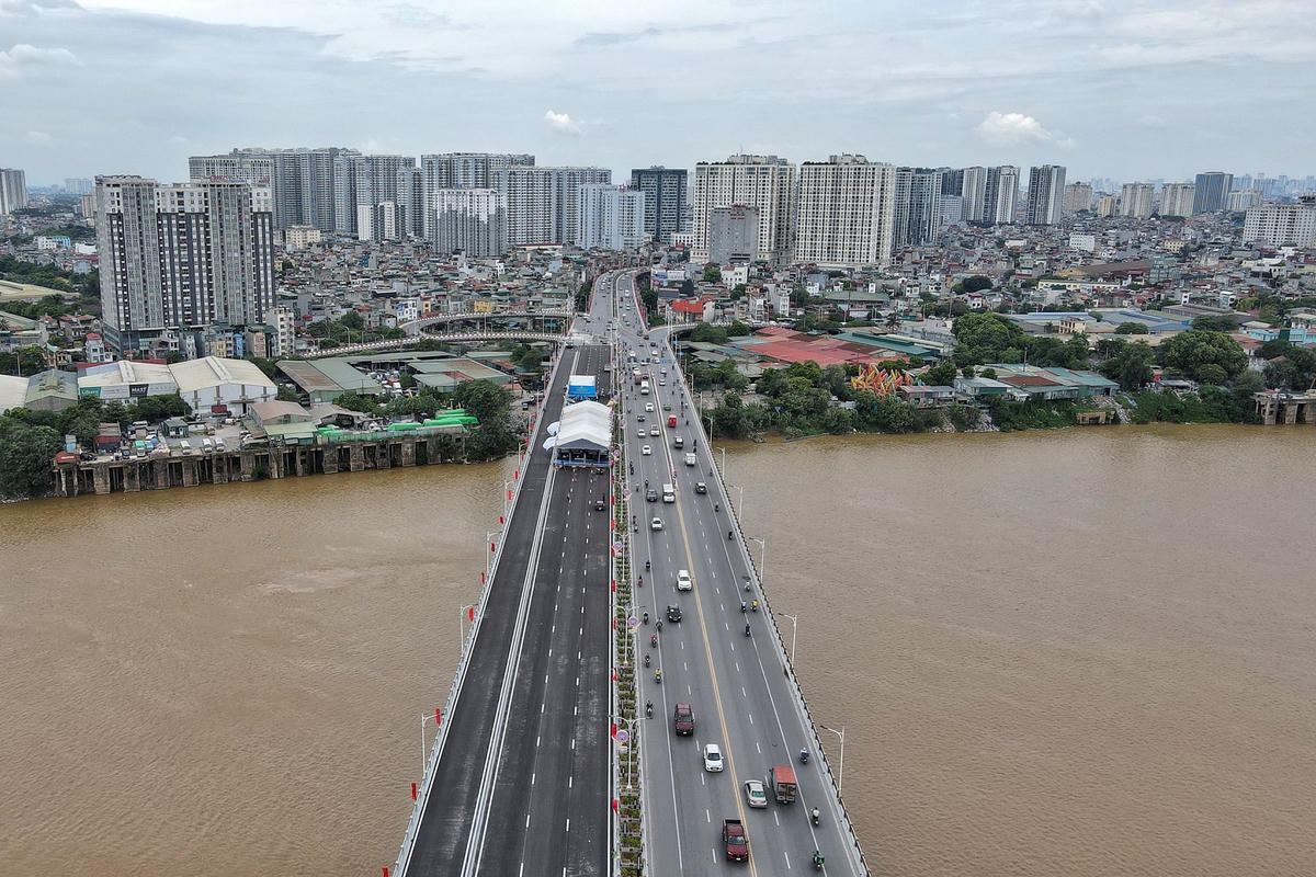 Dự án cầu Vĩnh Tuy 2 được khởi công xây dựng tháng 1/2021 với tổng mức đầu tư hơn 2.500 tỷ đồng. Dự án có tổng chiều dài và đường dẫn hơn 3,5 km; mặt cắt ngang 19,3 m được thiết kế gồm 53 nhịp.