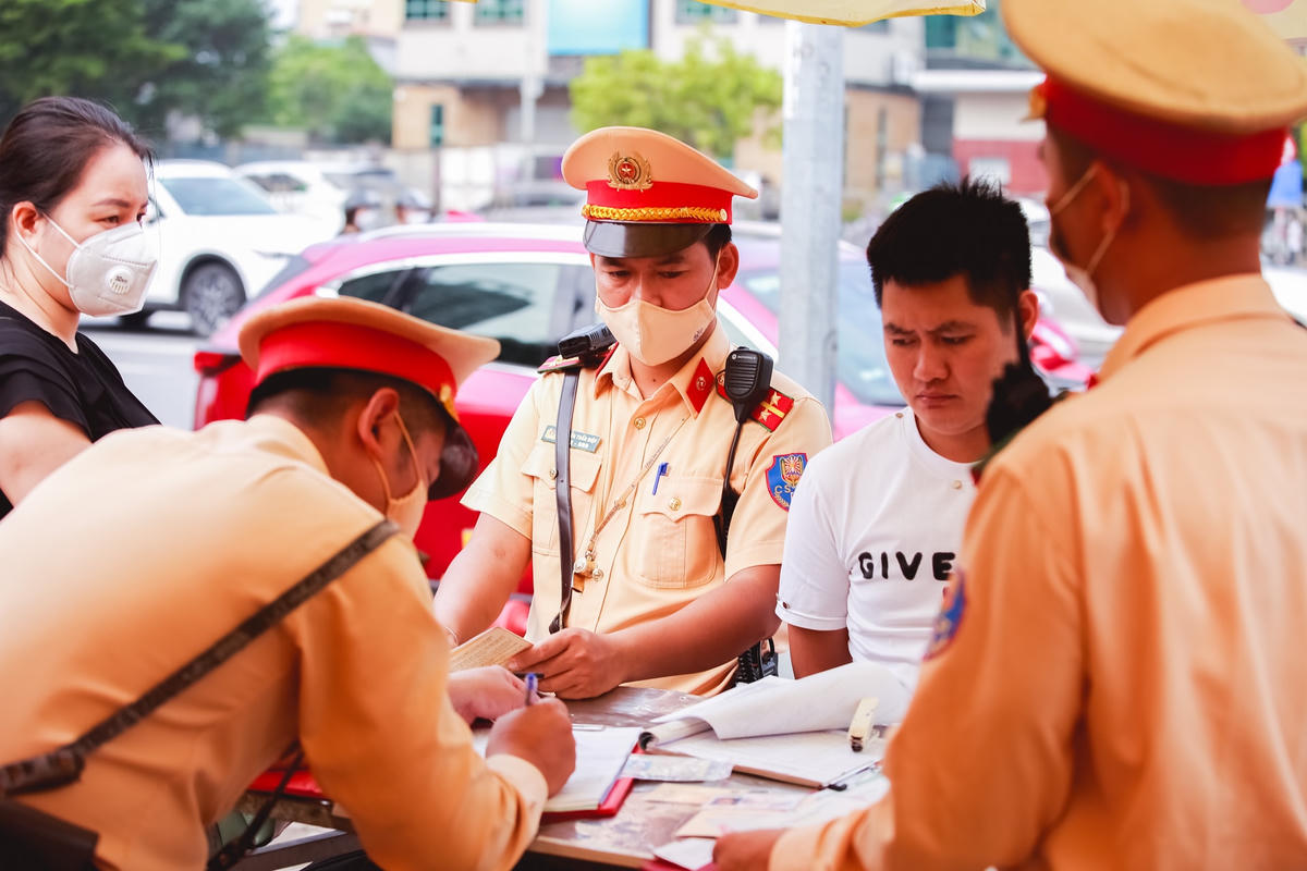[ẢNH] CSGT ghi hình và xử phạt loạt phương tiện đi vào làn khẩn cấp trên Vành đai 3
