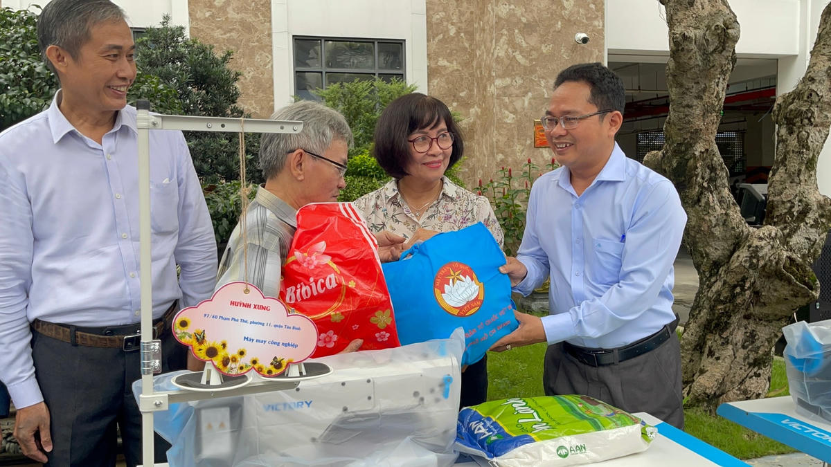 Hoạt động hỗ trợ phương tiện sinh kế cho người nghèo của Mặt trận TP Hồ Chí Minh.