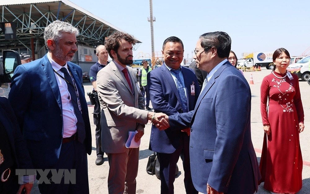 Đại biểu hai nước đón Thủ tướng Phạm Minh Chính tại Sân bay Quốc tế São Paulo-Guarulhos. (Ảnh: Dương Giang/TTXVN).