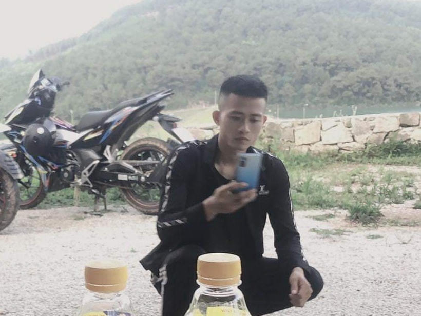 Anh Lường Hoàng Bảo An (ảnh tên) và anh Trần Văn Hoà (ảnh dưới) là 2 người đầu tiên nhảy xuống hồ Hao Hao cứu người.  