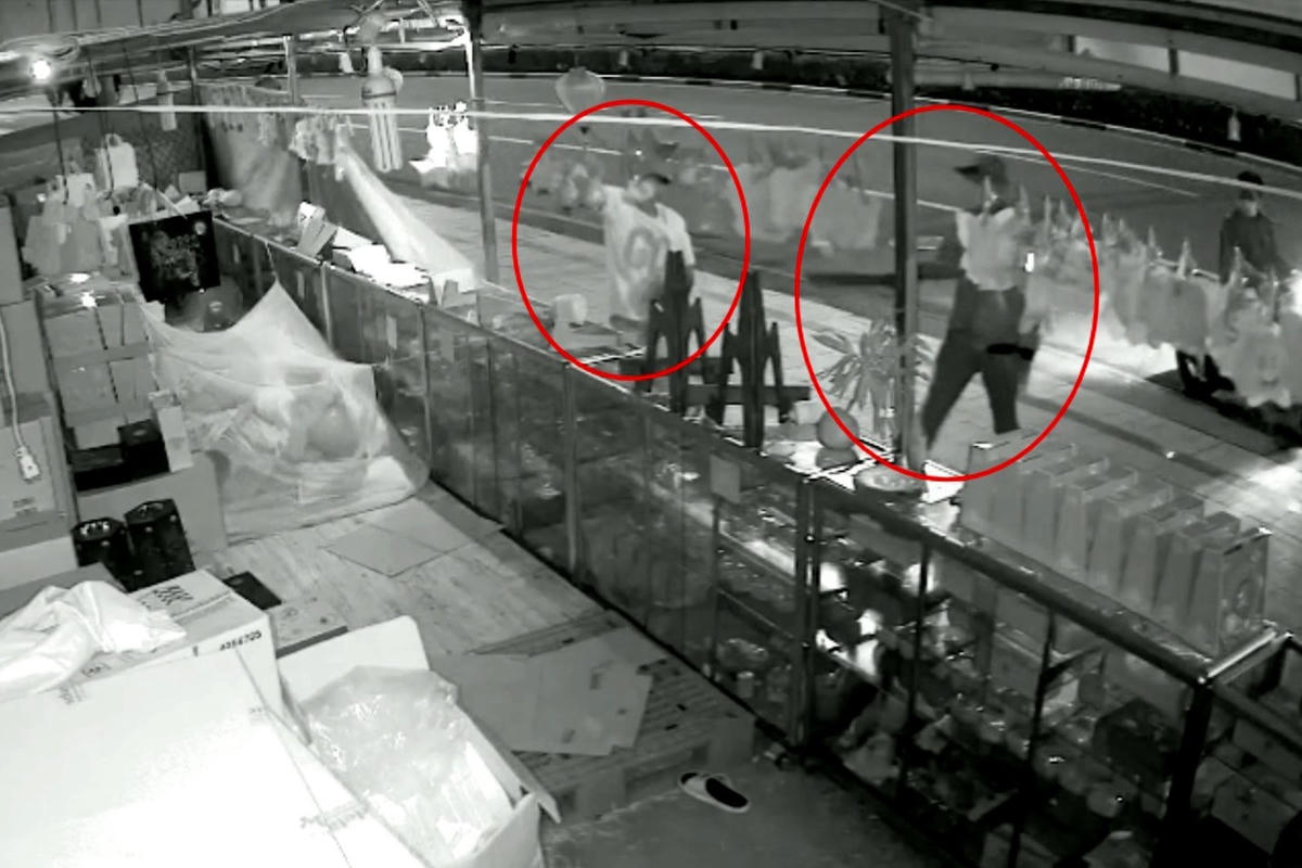 Nhóm người xông vào tiệm bánh trung thu (ảnh cắt từ clip).