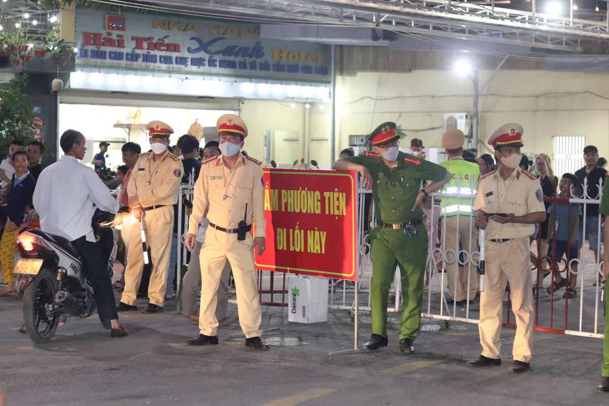 Lực lượng Công an căng mình đảm bảo an ninh trật tự, an toàn giao thông tại lễ hội.