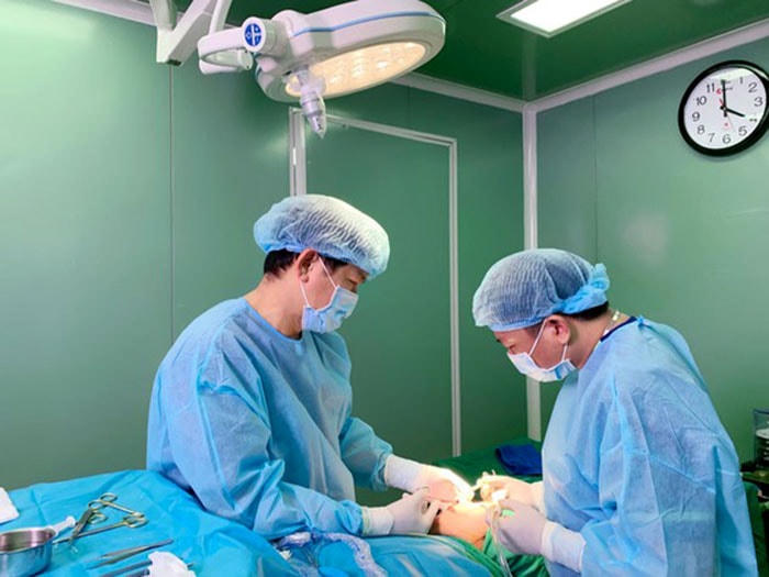 Xử lý biến chứng cho bệnh nhân làm đẹp tại cơ sở thẩm mỹ kém chất lượng.