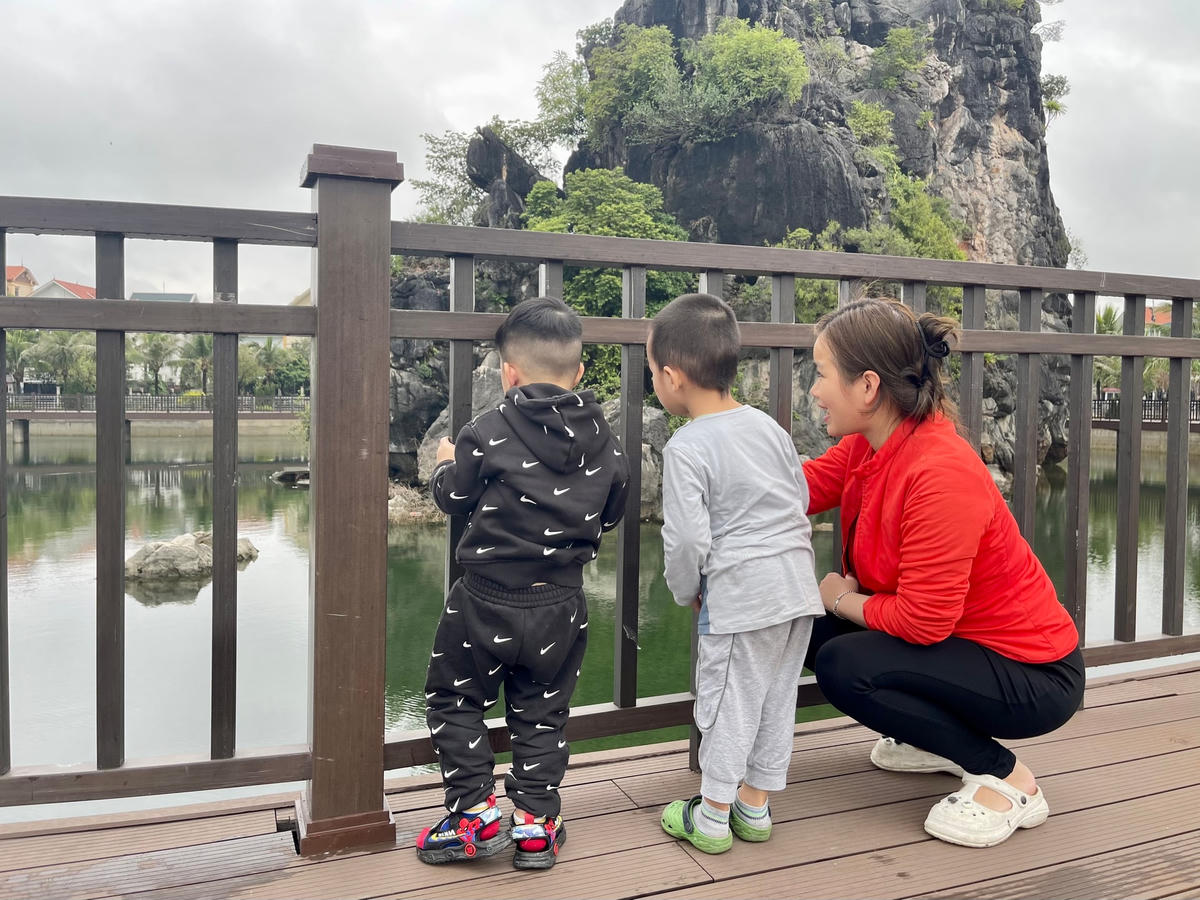 Chị Hoàng Thị Anh (giáo viên mầm non My Montessori): Các bé đến tham quan, vui chơi tại công trình hồ Hải Thịnh mới cảm thấy rất vui vẻ, phấn khích. Tại đây, các bé được kết hợp vừa chơi vừa học hỏi khi có thể nhìn thấy cả núi đá, hồ nước,… ở ngay trước mắt của mình.