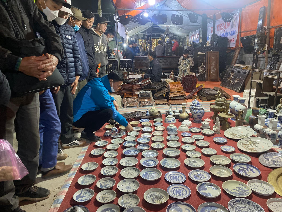 Giá cả hàng hóa của chợ Viềng tuy có đắt hơn so với giá thị trường nhưng khách tới chợ Viềng không ai mặc cả, than vãn gì. Bởi người dân quan niệm, việc người bán không nói thách, người mua không mặc cả sẽ mang tới may mắn, thuận lợi cho cả đôi bên.