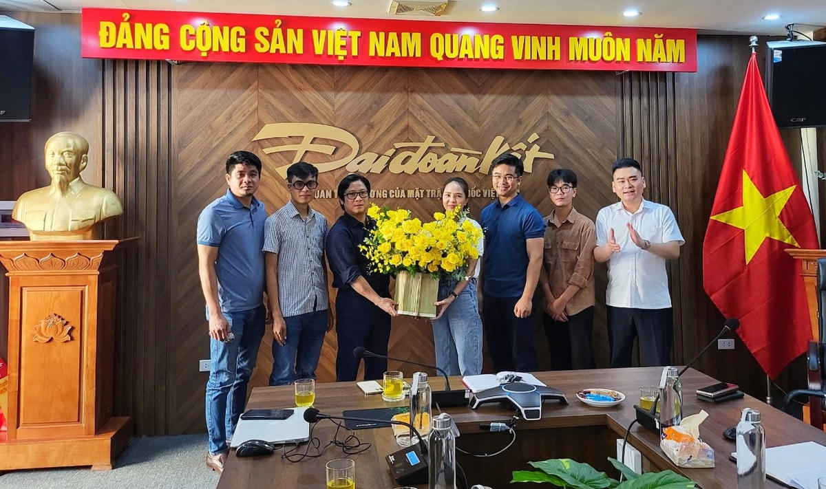 Nhà báo Lê Anh Đạt, Bí thư Chi bộ, Quyền Tổng Biên tập Báo Đại Đoàn Kết tặng hoa chúc mừng các tác giả đoạt giải A Giải báo chí Quốc gia lần thứ XVI. Ảnh: Từ Khôi.