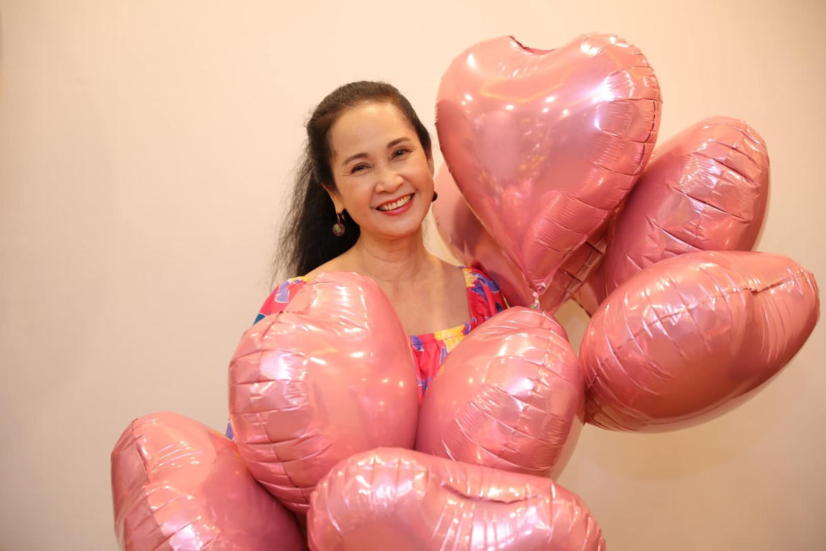 Với nghệ sĩ Lan Hương, được xuất hiện trước công chúng ở độ tuổi “bên kia sườn dốc” là niềm vui, niềm hạnh phúc. 