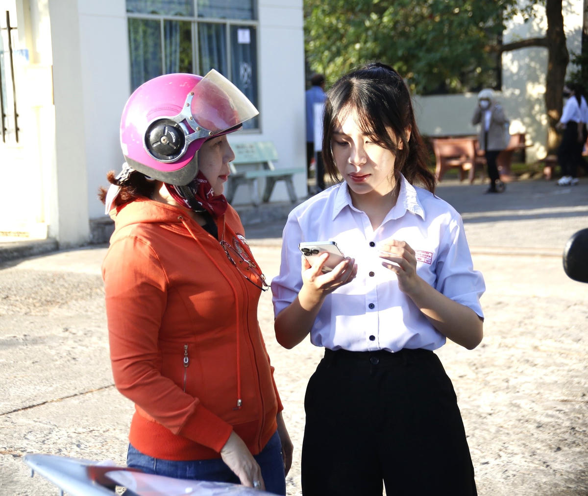 Phụ huynh dặn dò con gái trước khi vào phòng thi.