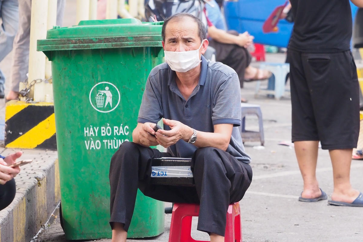 Hà Nội: Người dân vẫn lơ là đeo khẩu trang nơi công cộng dù dịch Covid-19 đang tăng
