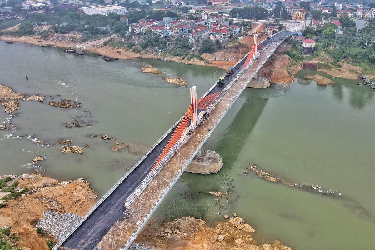 Cây cầu sử dụng hệ thống dây văng đúc hẫng cân bằng EXTRADOESD là một trong những công nghệ xây dựng cầu mới hiện đại và phức tạp nhất hiện nay.