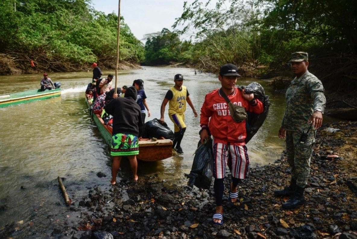 Lực lượng tuần tra biên giới Panama bắt giữ một nhóm người đang tìm cách băng qua rừng Darien Gap bằng piragua. Ảnh: Matthew Karsten.