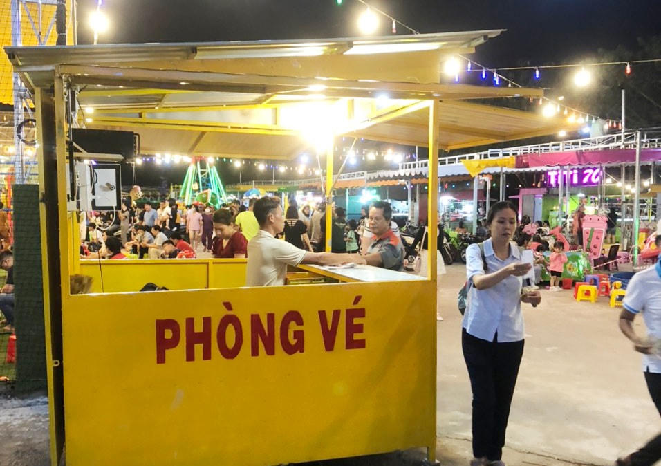 Doanh nghiệp mở nhiều dịch vụ thu tiền tại khu đất công viên dự án khu dân cư An Sương. 